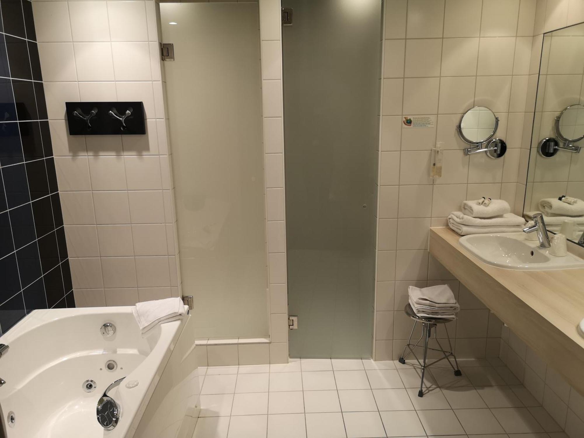 Hotel le Cinq Hyper - Centre Chambéry Buitenkant foto