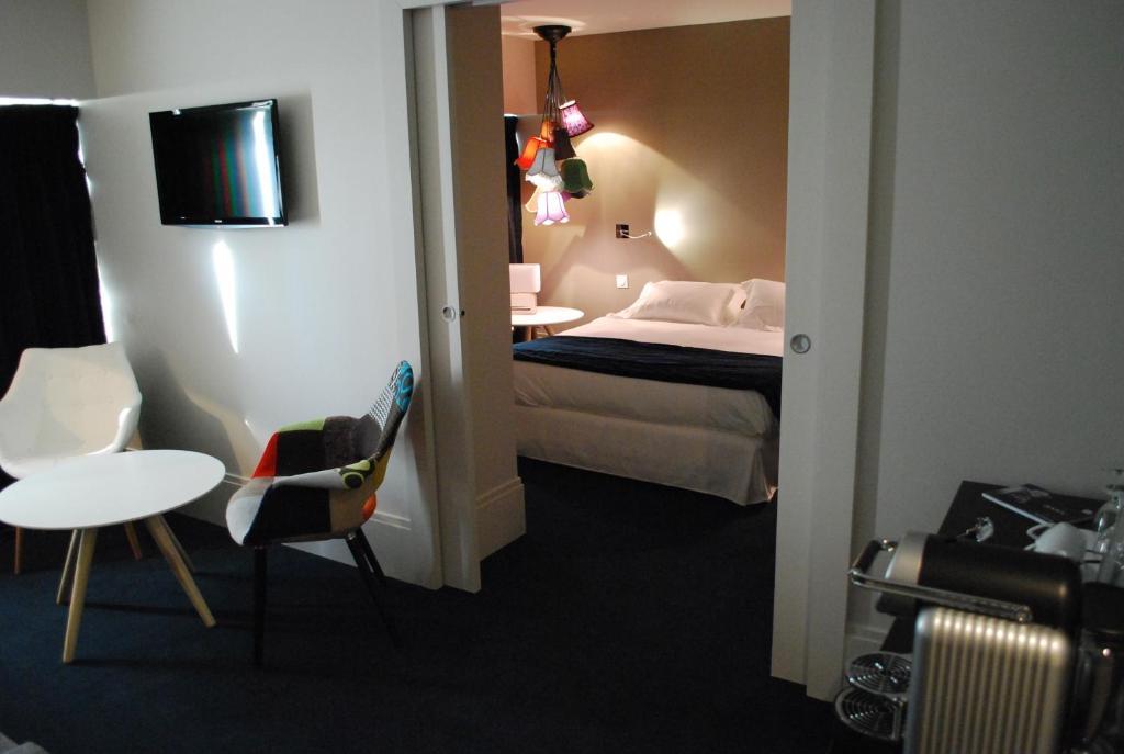 Hotel le Cinq Hyper - Centre Chambéry Kamer foto